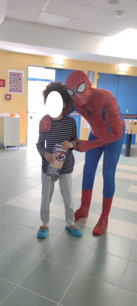 Incontro tra supereroi: Spiderman dona giocattoli all'Ospedale Madonna delle Grazie di Matera spiderman