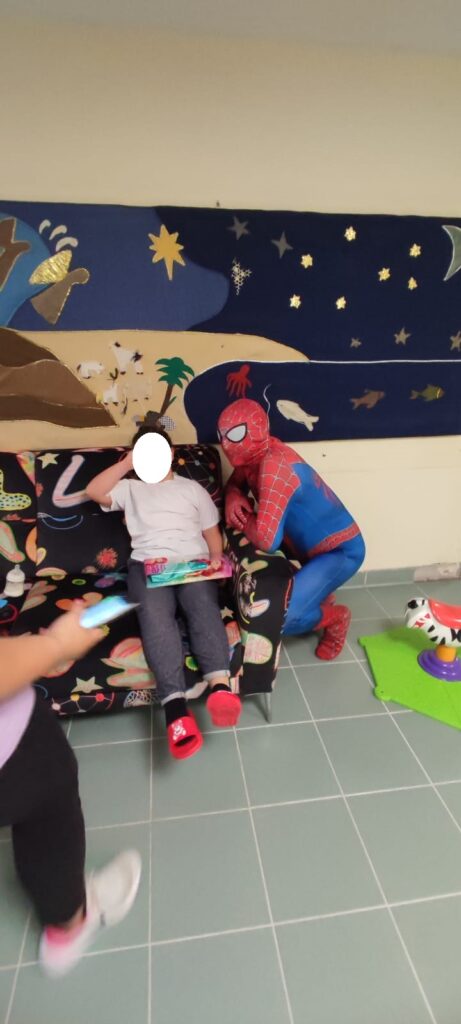 Incontro tra supereroi: Spiderman dona giocattoli all'Ospedale Madonna delle Grazie di Matera spiderman