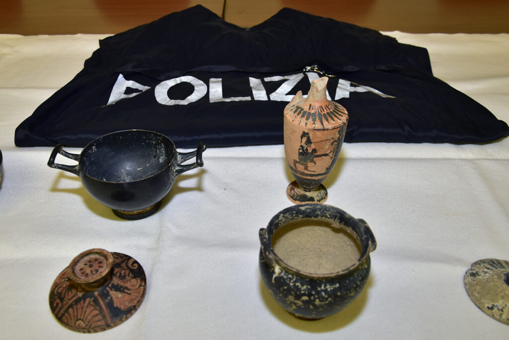 La Polizia di Stato di Matera restituisce 10 beni archeologici alla Sovrintendenza dell’Archeologia, delle Belle arti e del Paesaggio per la Basilicata. basilicata