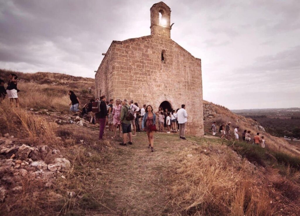 Giovedì 27 luglio - l'arpista Angela Cosi per "Il cammino celeste" nell'Abbazia di San Mauro a Sannicola (Le) cammino
