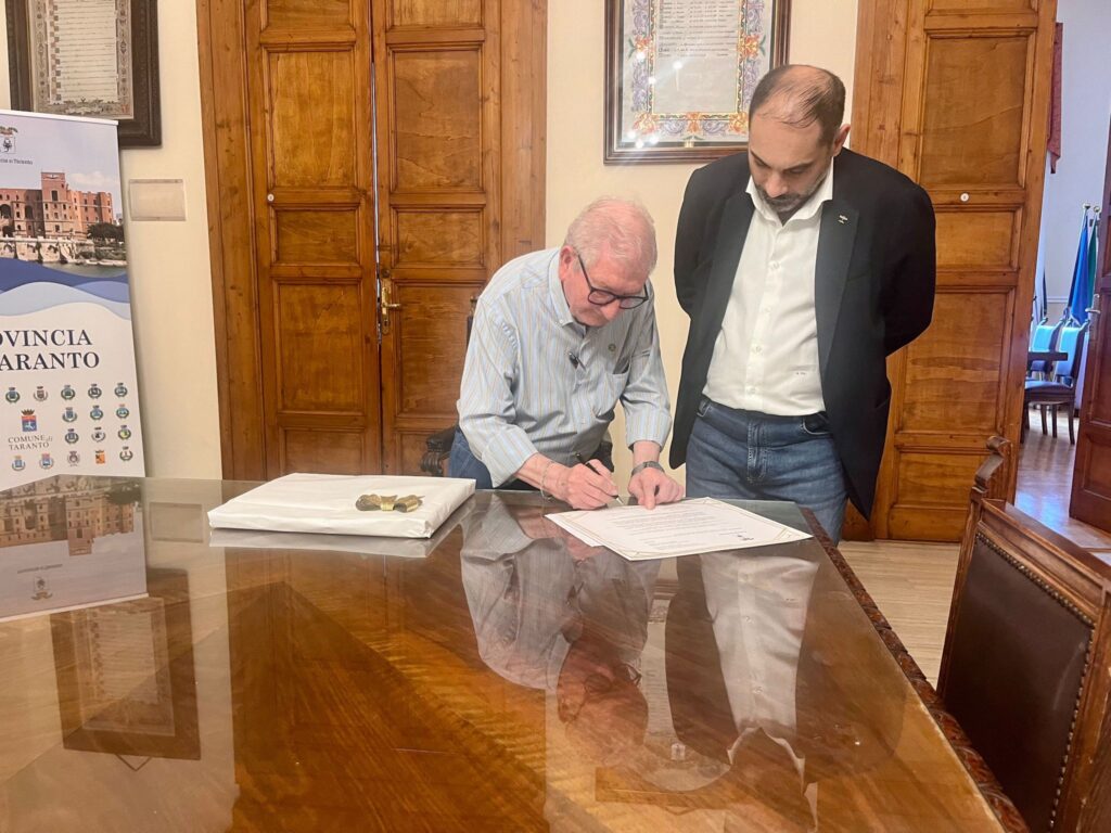 CONSEGNATO AL PRESIDENTE MELUCCI ALBUM COMMEMORATIVO DELLA PROVINCIA presidente