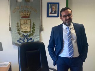 Felicitazioni del presidente Salvatore all'allieva ufficiale della Marina Ambrosecchia
