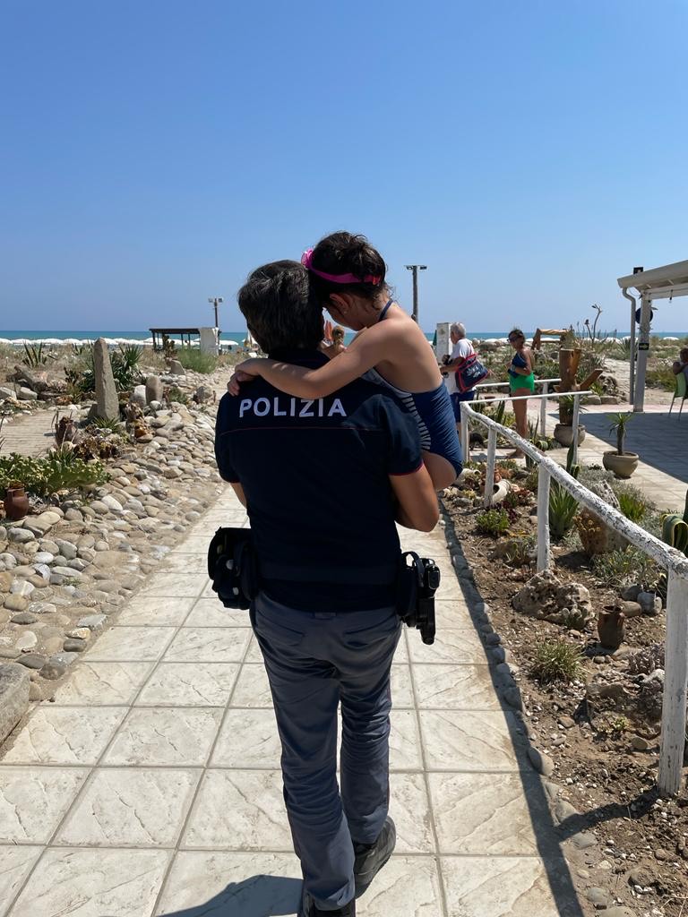 Smarrita una bambina di cinque anni, ritrovata dagli agenti della Polizia di Stato polizia di stato