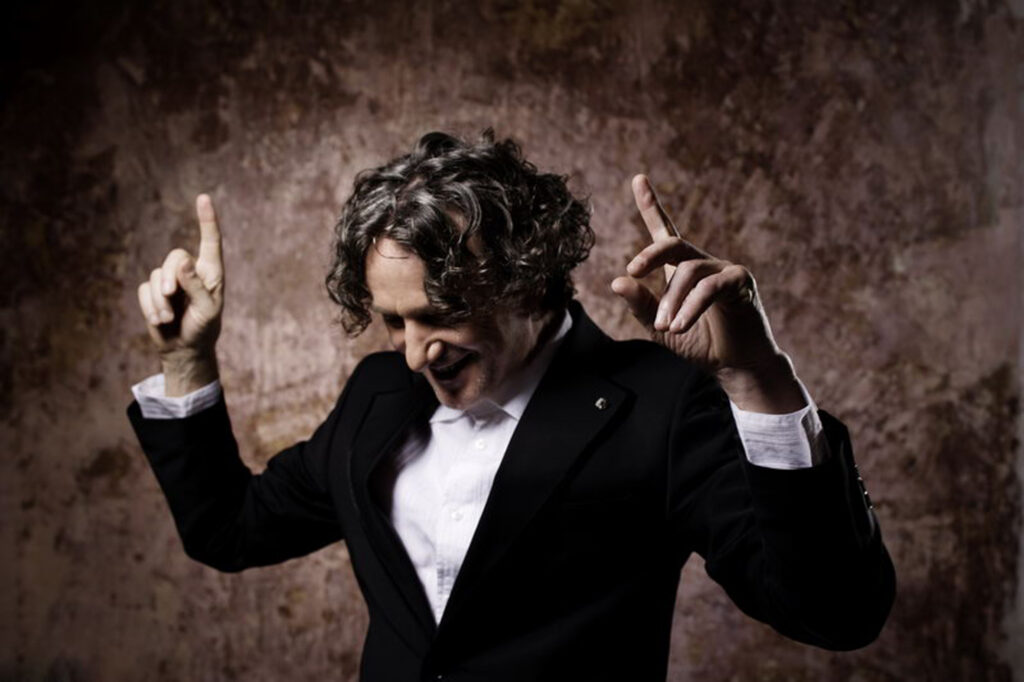 Martedì 8 agosto - Niccolò Fabi da tutto esaurito al Castello Volante di Corigliano d'Otranto per il SEI Festival di Coolclub otranto