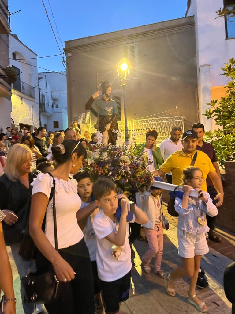 PISTICCI. L'INNOCENZA RENDE OMAGGIO AL PROTETTORE: S.ROCCO PORTATO IN PROCESSIONE DAI RAGAZZI l'innocenza
