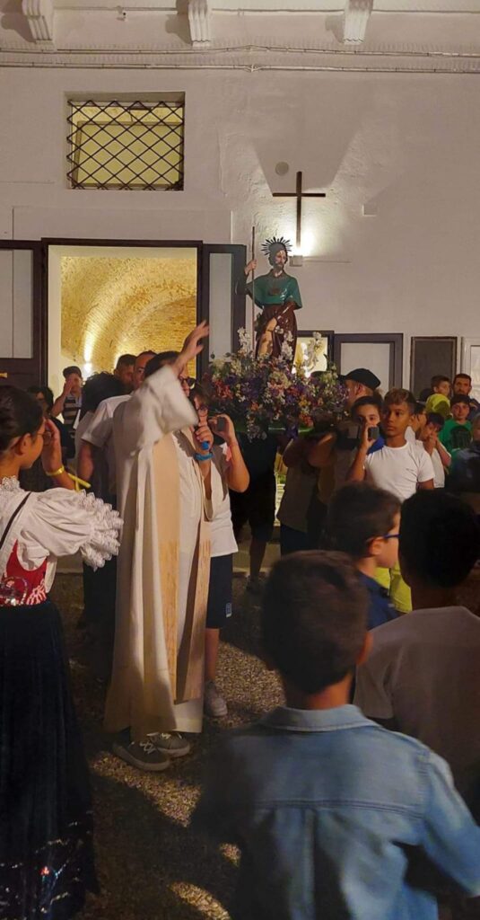 PISTICCI. L'INNOCENZA RENDE OMAGGIO AL PROTETTORE: S.ROCCO PORTATO IN PROCESSIONE DAI RAGAZZI l'innocenza