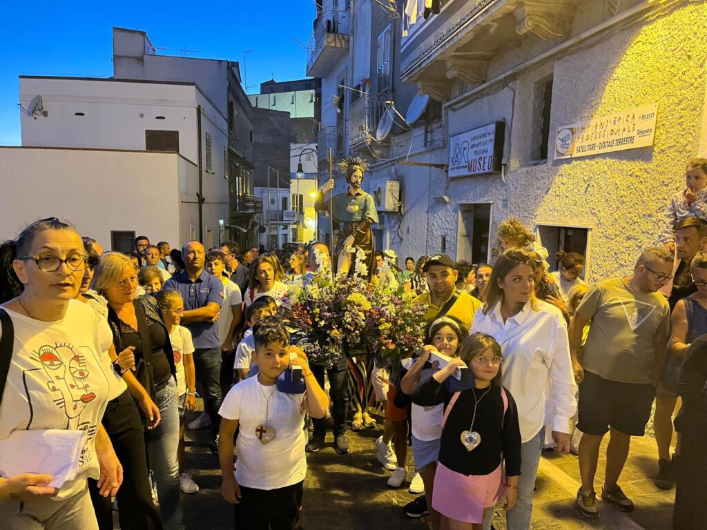 PISTICCI. L'INNOCENZA RENDE OMAGGIO AL PROTETTORE: S.ROCCO PORTATO IN PROCESSIONE DAI RAGAZZI l'innocenza