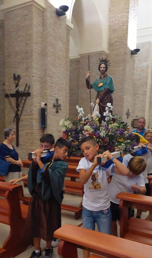 PISTICCI. L'INNOCENZA RENDE OMAGGIO AL PROTETTORE: S.ROCCO PORTATO IN PROCESSIONE DAI RAGAZZI l'innocenza