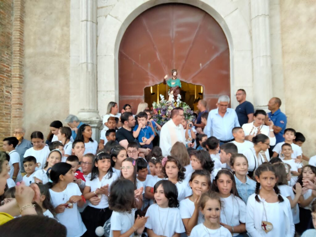 PISTICCI. L'INNOCENZA RENDE OMAGGIO AL PROTETTORE: S.ROCCO PORTATO IN PROCESSIONE DAI RAGAZZI l'innocenza