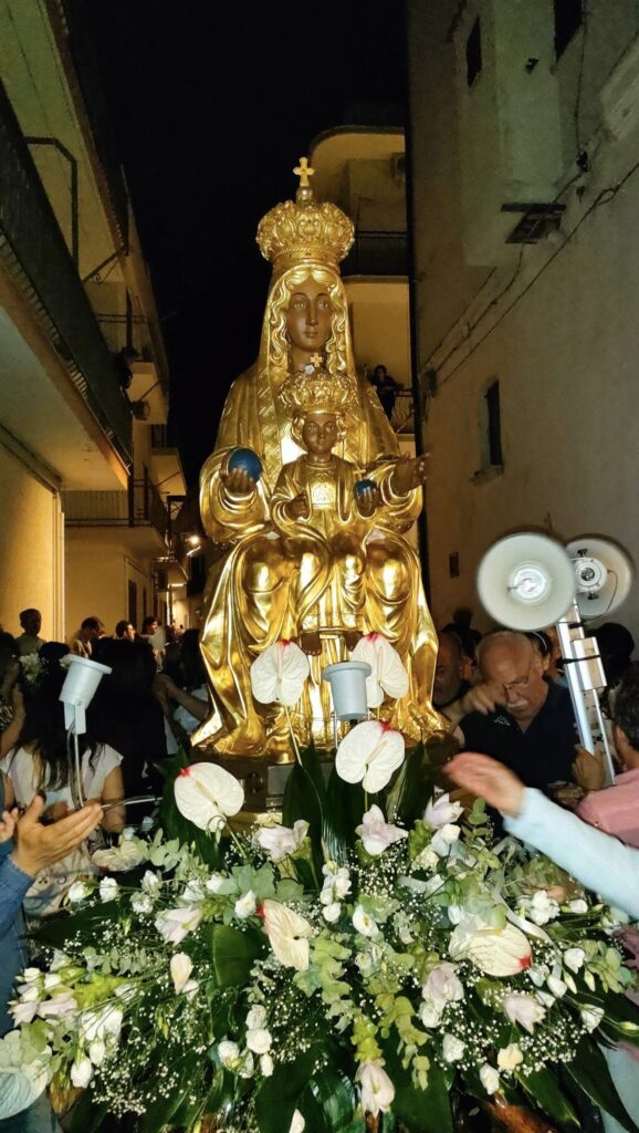 MADONNA DI VIGGIANO SALUTATA CON LUNGA FIACCOLATA NOTTURNA DOMENICA 3 SETTEMBRE 2023 madonna di viggiano