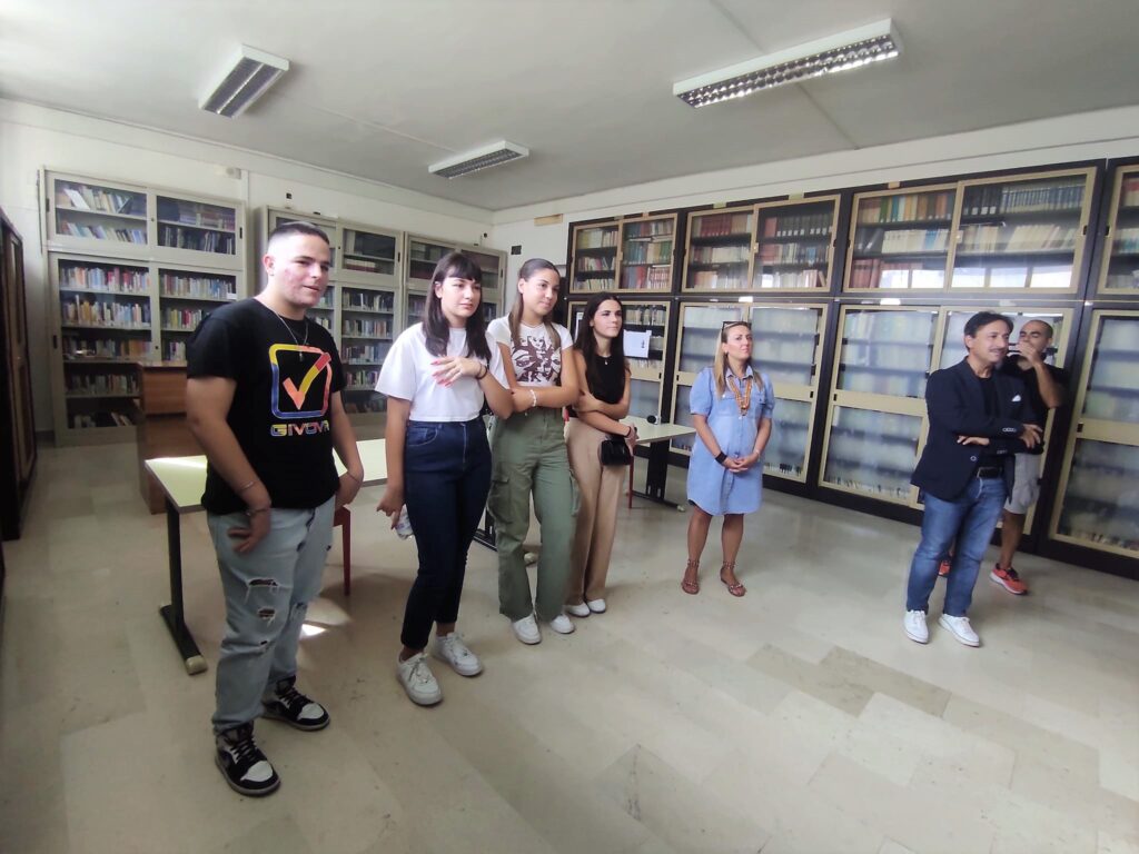 IL CONSORZIO LA CITTÁ ESSENZIALE HA CONSEGNATO UNA LAVAGNA LIM ALL’ITCG LOPERFIDO OLIVETTI, SCUOLA DEI VINCITORI DELLA II EDIZIONE DEL JFEST – IL FESTIVAL DEI GIOVANI citta