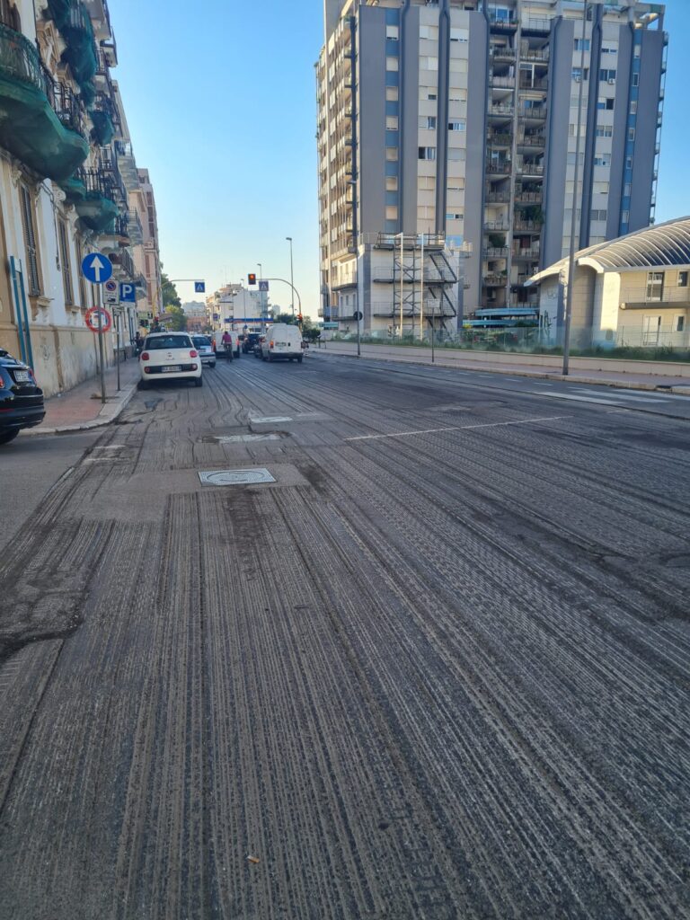 Nuovo asfalto in viale Virgilio, grazie alla collaborazione tra Comune e AqP asfalto