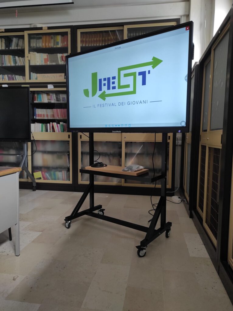 IL CONSORZIO LA CITTÁ ESSENZIALE HA CONSEGNATO UNA LAVAGNA LIM ALL’ITCG LOPERFIDO OLIVETTI, SCUOLA DEI VINCITORI DELLA II EDIZIONE DEL JFEST – IL FESTIVAL DEI GIOVANI citta