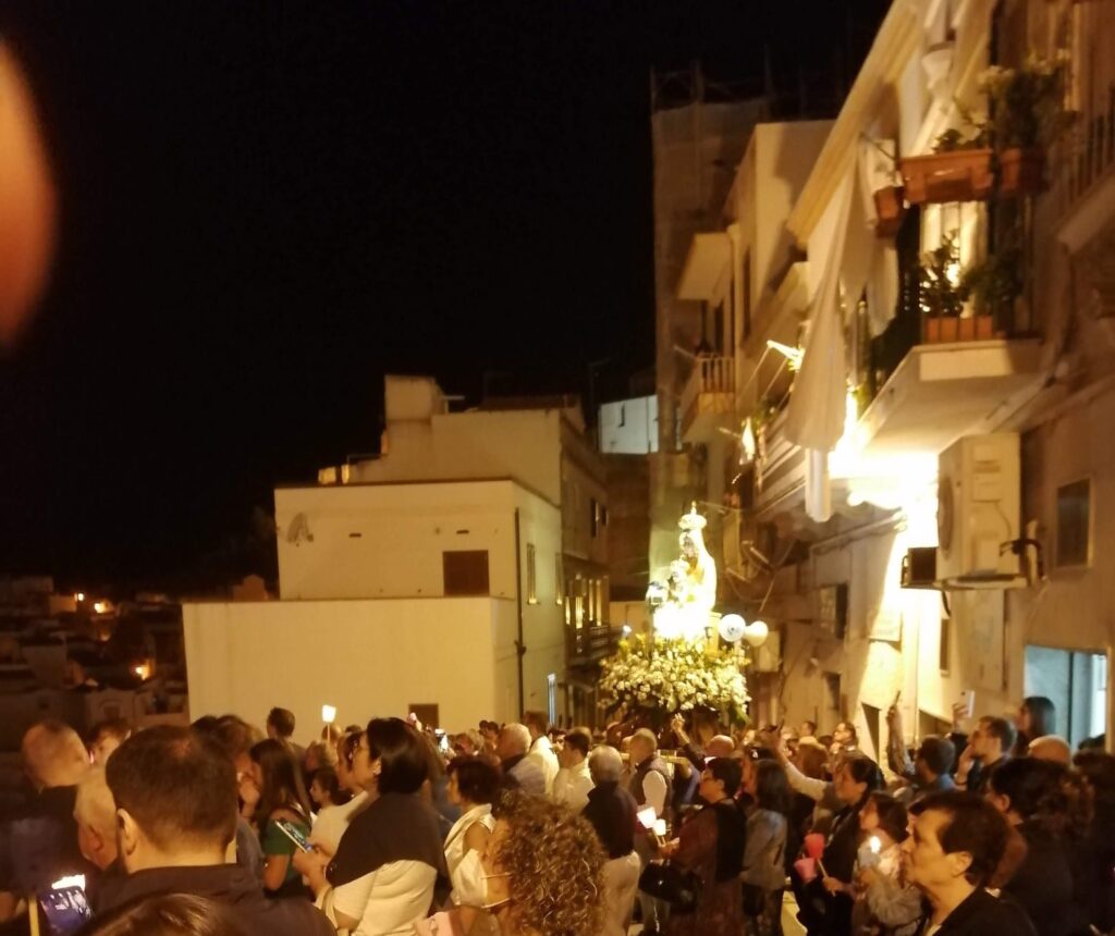 MADONNA DI VIGGIANO SALUTATA CON LUNGA FIACCOLATA NOTTURNA DOMENICA 3 SETTEMBRE 2023 madonna di viggiano