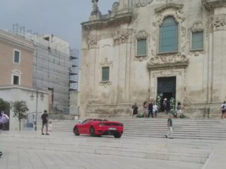 auto sul sagrato della chiesa, non c'era alcuna autorizzazione 43 la ferrari sul sagrato 1 radio laser news matera potenza puglia basilicata