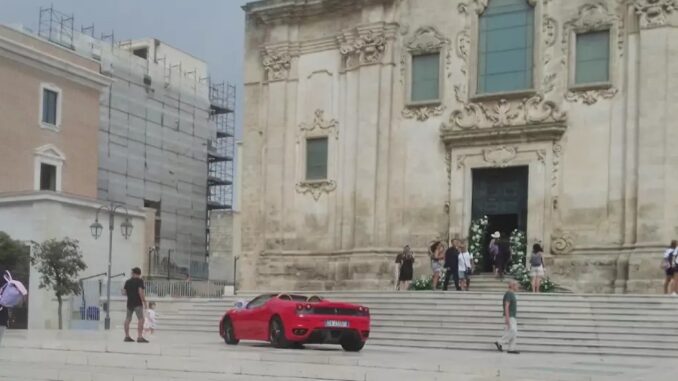 La Ferrari sul sagrato (1)
