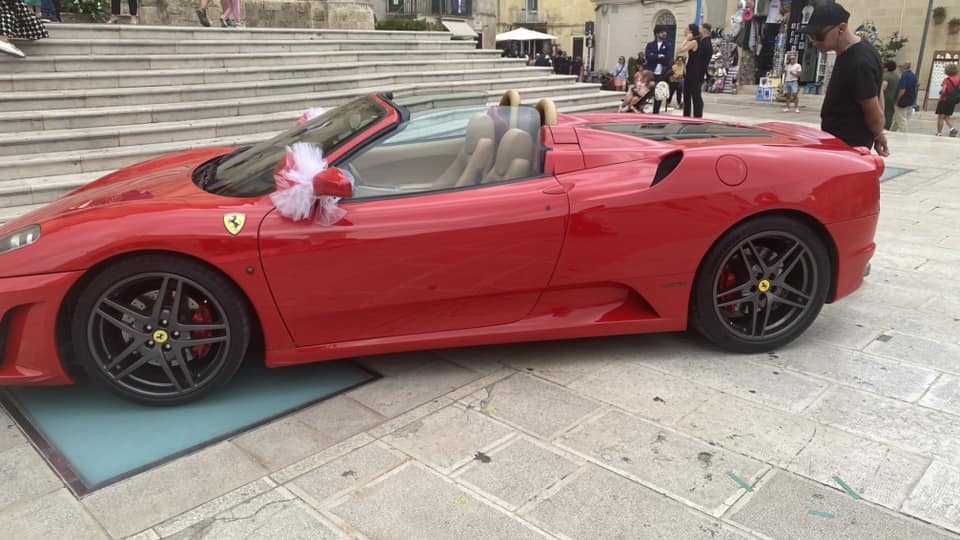 Auto sul sagrato della chiesa, non c'era alcuna autorizzazione auto