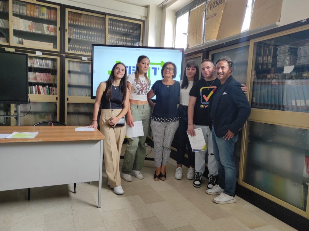 IL CONSORZIO LA CITTÁ ESSENZIALE HA CONSEGNATO UNA LAVAGNA LIM ALL’ITCG LOPERFIDO OLIVETTI, SCUOLA DEI VINCITORI DELLA II EDIZIONE DEL JFEST – IL FESTIVAL DEI GIOVANI citta
