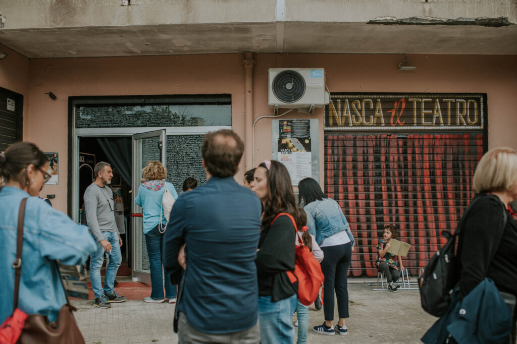 Domenica 29 ottobre - Presentazione stagione Unica - Fuoribordo di Nasca - Il teatro a Lecce