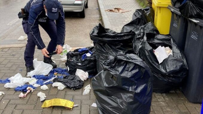Rifiuti abbandonati per strada