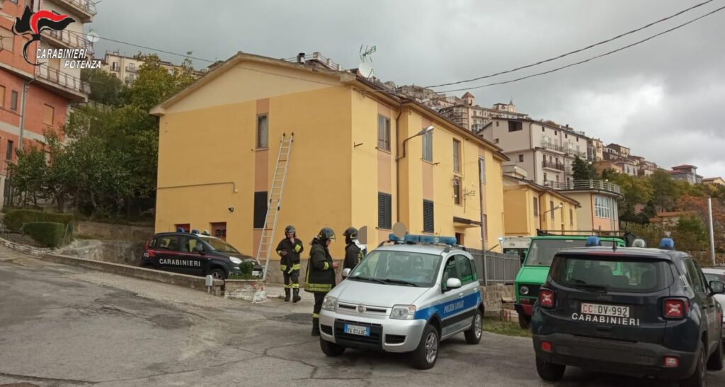 VIGGIANO: ANZIANA SI BARRICA IN CASA RIFIUTANDO QUALSIASI CONTATTO, DECISIVO IL TEMPESTIVO INTERVENTO DEI CARABINIERI. intervento