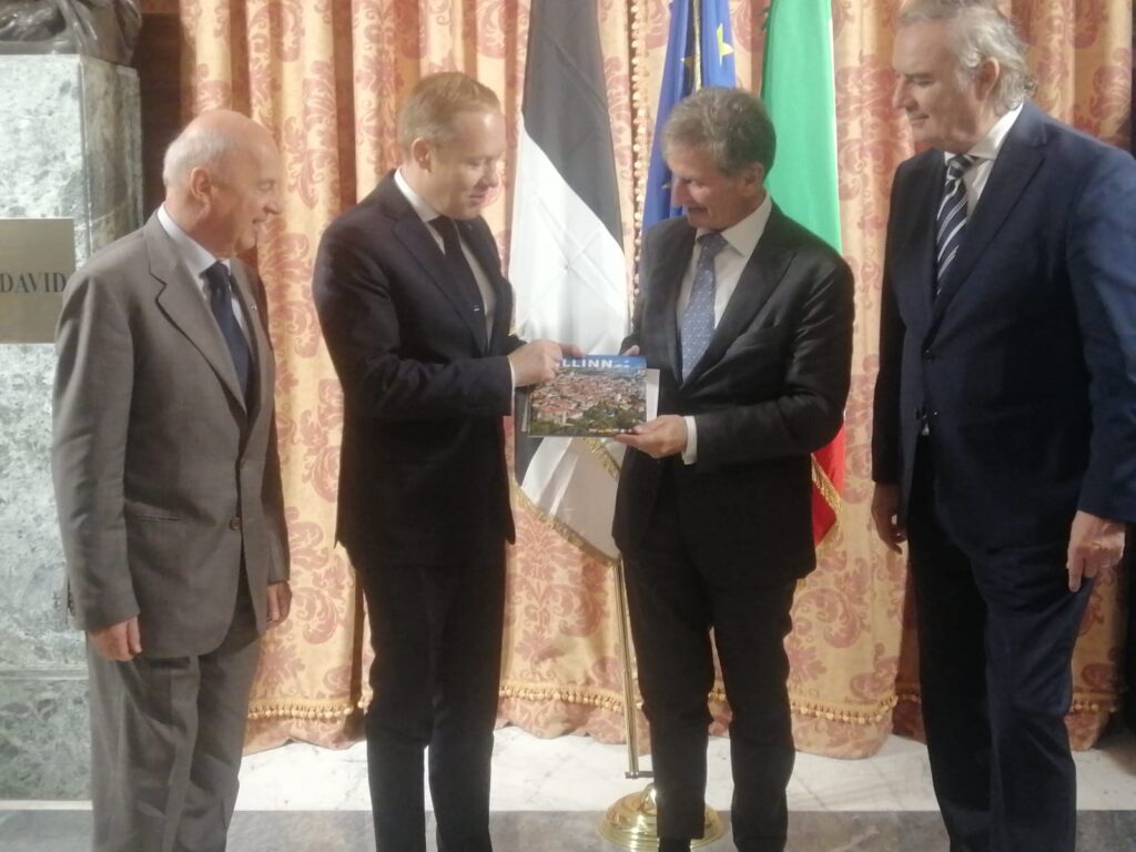 IL VICESINDACO DI SCIASCIO A COLLOQUIO CON L'AMBASCIATORE DELL’ESTONIA A PALAZZO DI CITTÀ ambasciatore