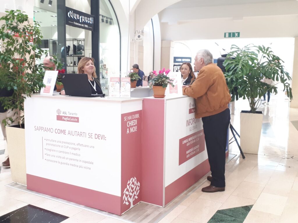 Taranto, 9 novembre 2023 – Info Point Asl Taranto presso la Galleria commerciale Porte dello Jonio gestito da Nhood. Inaugurazione e avvio dei lavori. galleria,taranto