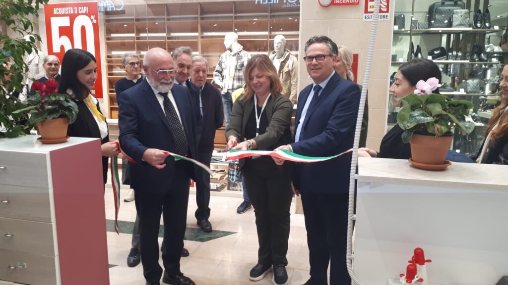 Taranto, 9 novembre 2023 – Info Point Asl Taranto presso la Galleria commerciale Porte dello Jonio gestito da Nhood. Inaugurazione e avvio dei lavori. galleria,taranto