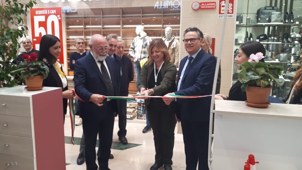 Taranto, 9 novembre 2023 – Info Point Asl Taranto presso la Galleria commerciale Porte dello Jonio gestito da Nhood. Inaugurazione e avvio dei lavori. galleria,taranto