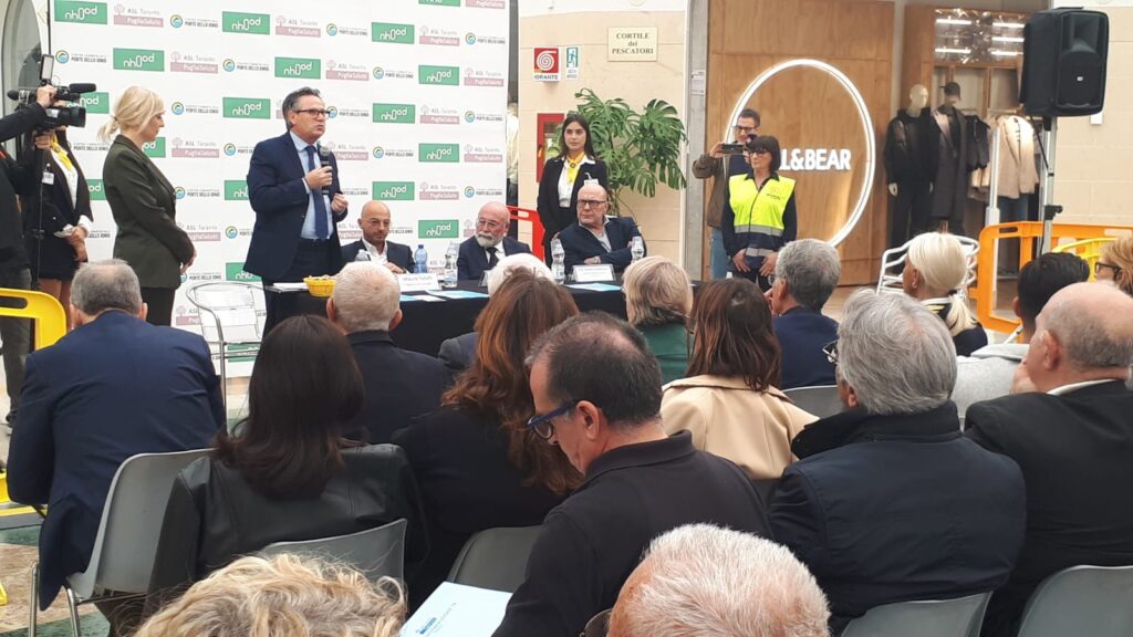 Taranto, 9 novembre 2023 – Info Point Asl Taranto presso la Galleria commerciale Porte dello Jonio gestito da Nhood. Inaugurazione e avvio dei lavori. galleria,taranto