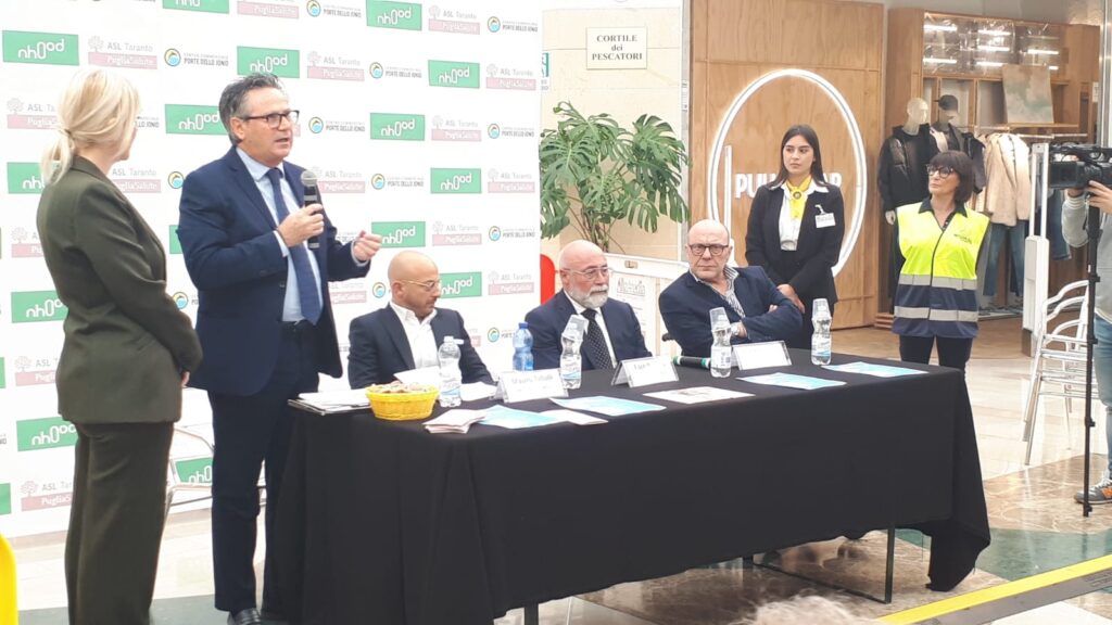 Taranto, 9 novembre 2023 – Info Point Asl Taranto presso la Galleria commerciale Porte dello Jonio gestito da Nhood. Inaugurazione e avvio dei lavori. galleria,taranto