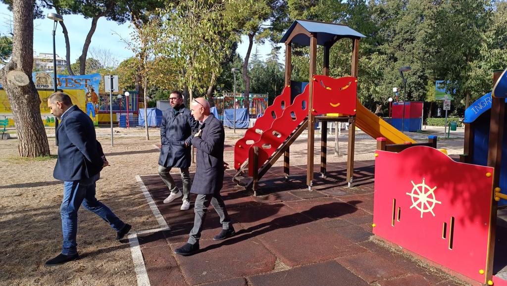 Nuovi giochi in Villa Peripato, sopralluogo del sindaco Melucci giochi,melucci,sindaxco