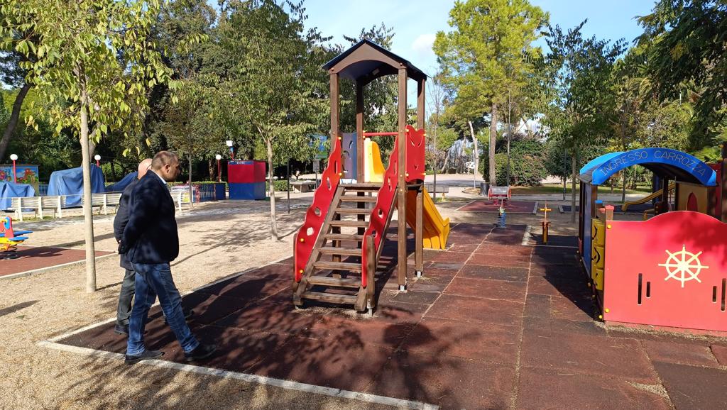 Nuovi giochi in Villa Peripato, sopralluogo del sindaco Melucci giochi,melucci,sindaxco
