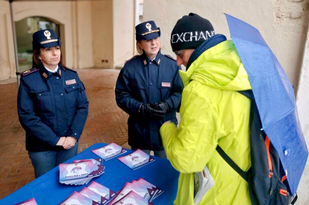 La Polizia di Stato di Matera in piazza Vittorio Veneto per la Giornata internazionale contro la violenza sulle donne polizia di stato,matera