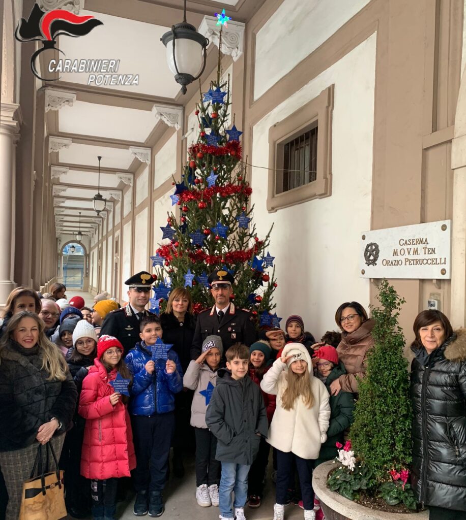 POTENZA: GLI ALUNNI DI POTENZA INAUGURANO LE FESTIVITÀ DI NATALE CON L’ACCENSIONE DELL’ALBERO DELLA LEGALITA’ ALLESTITO DAI CARABINIERI. potenza,natale