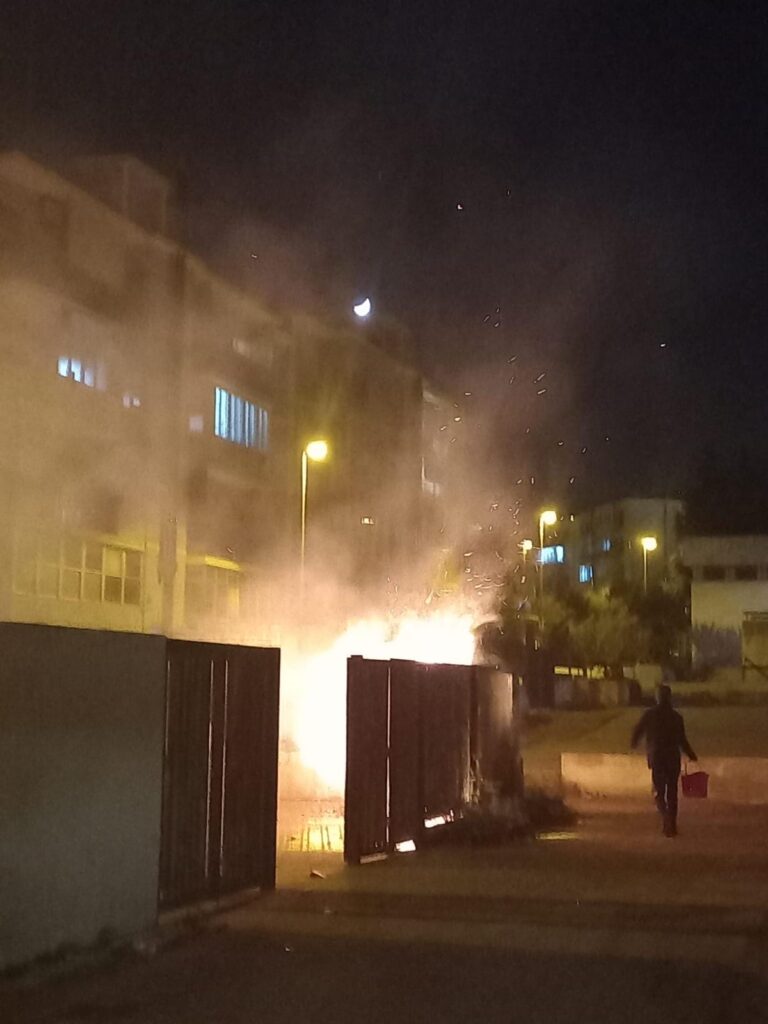 NELLA SERATA DI IERI APPICCATO UN INCENDIO NEGLI SPAZI ESTERNI DI CASA DELLE CULTURE incendio,casa
