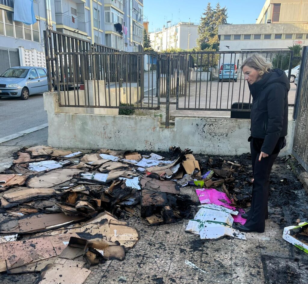 NELLA SERATA DI IERI APPICCATO UN INCENDIO NEGLI SPAZI ESTERNI DI CASA DELLE CULTURE incendio,casa