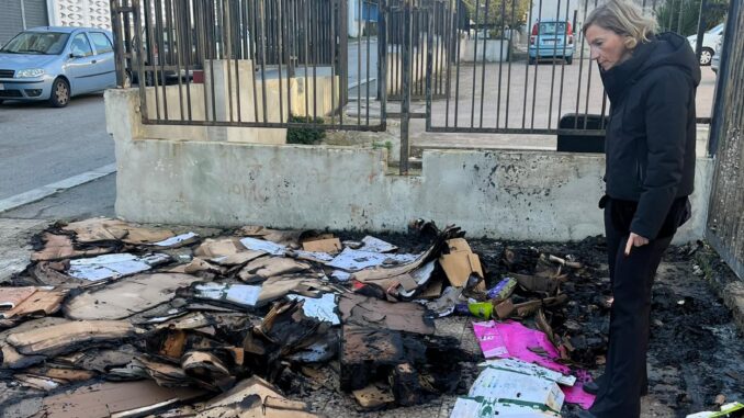 18-12-23-nella-serata-di-ieri-appiccato-un-incendio-negli-spazi-esterni-di-Casa-delle-Culture_1