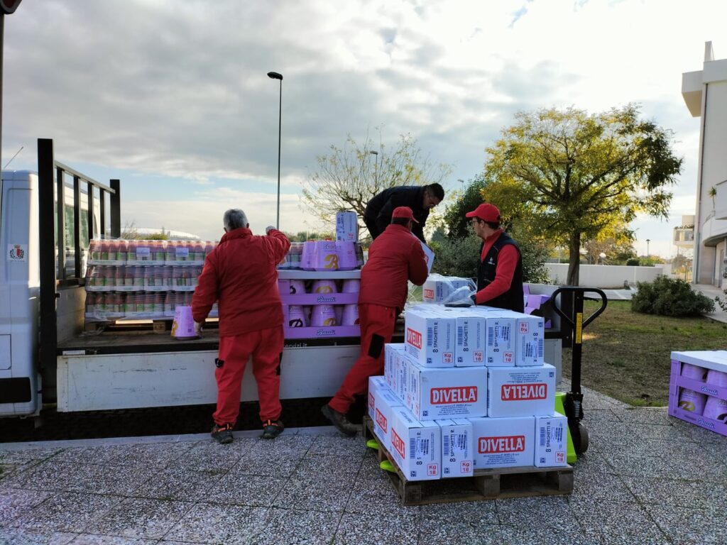 I DIPENDENTI DELLA BARI MULTISERVIZI AL FIANCO DELLA CASA DELLE BAMBINE E DEI BAMBINI dipendenti