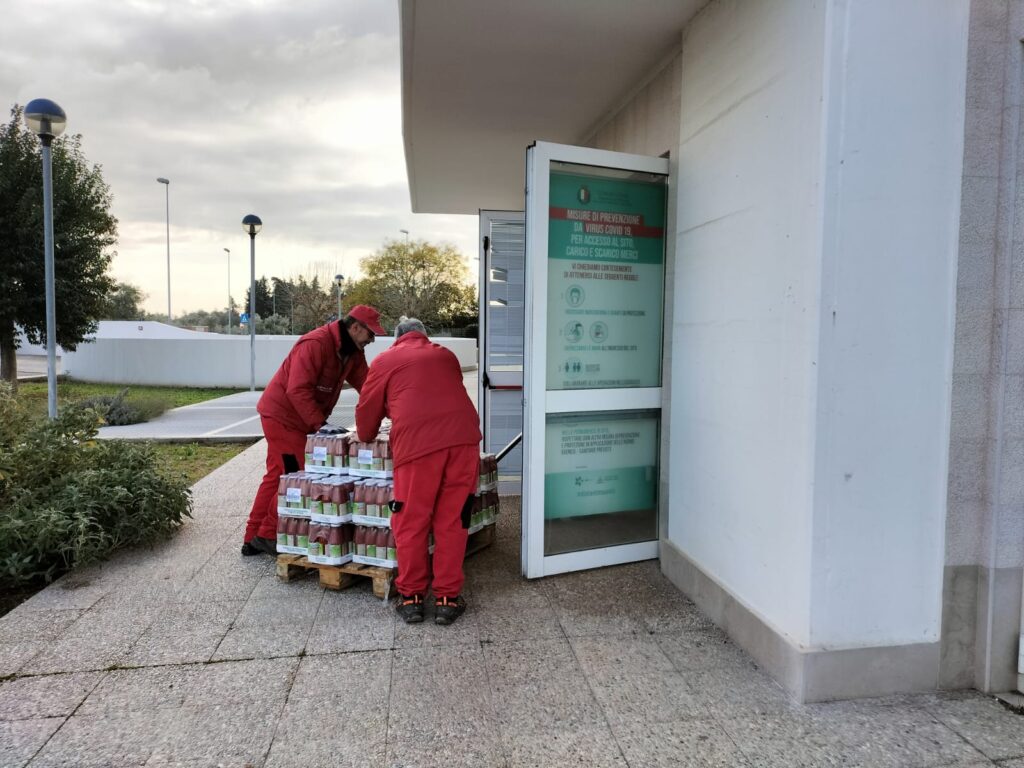 I DIPENDENTI DELLA BARI MULTISERVIZI AL FIANCO DELLA CASA DELLE BAMBINE E DEI BAMBINI dipendenti