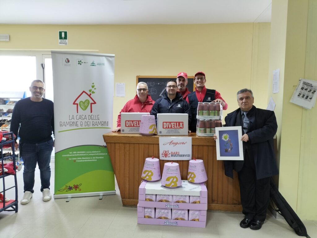 I DIPENDENTI DELLA BARI MULTISERVIZI AL FIANCO DELLA CASA DELLE BAMBINE E DEI BAMBINI dipendenti
