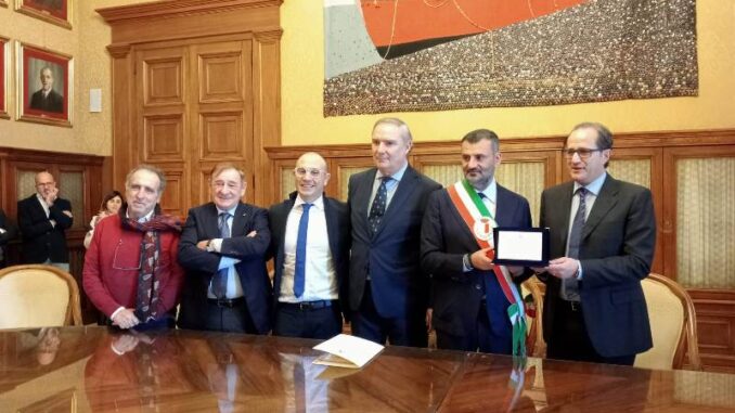 27-12-23-questa-mattina-la-consegna-di-un-riconoscimento-al-cardiologo-barese-Di-Biase