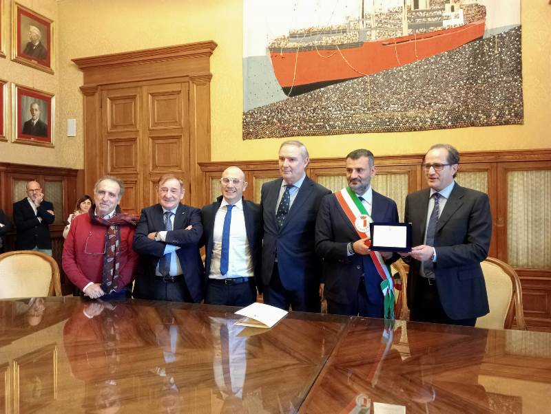 QUESTA MATTINA LA CONSEGNA DI UN RICONOSCIMENTO consegna,riconoscimento