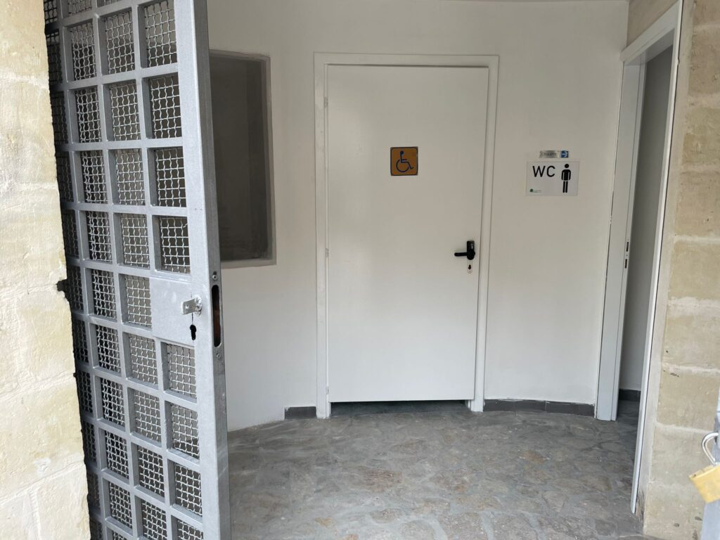 Nelle festività natalizie saranno riaperti i bagni di via Fiorentini festivita,natalizie