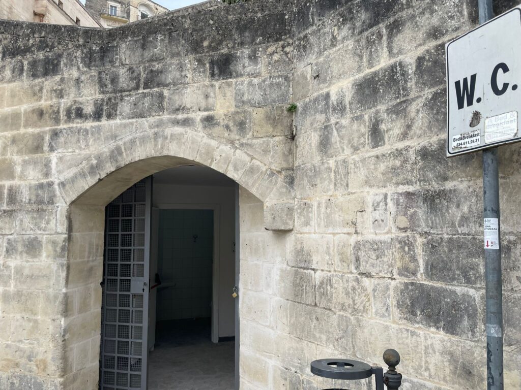 Nelle festività natalizie saranno riaperti i bagni di via Fiorentini festivita,natalizie