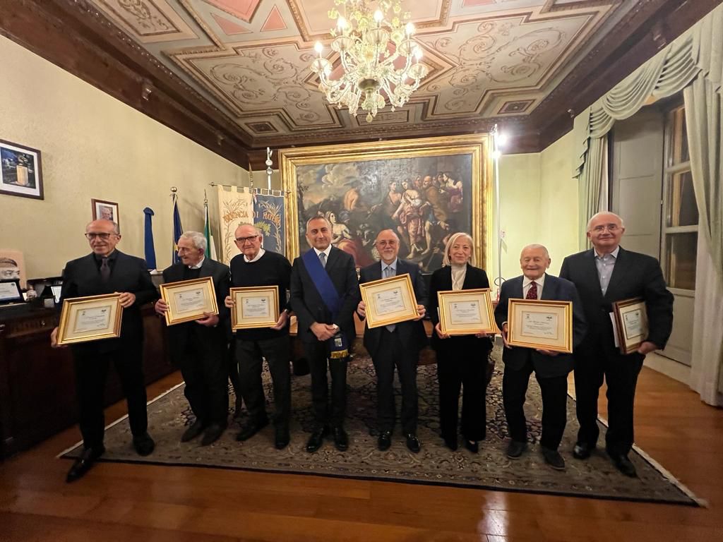 Il presidente di Upi Basilicata e della Provincia di Matera, Piero Marrese, consegna targhe di merito a sette rappresentanti dell’imprenditoria materana.