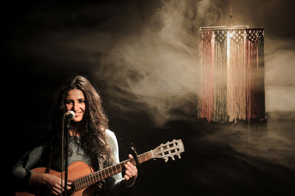 LA CANTANTE, AUTRICE E MUSICISTA RACHELE ANDRIOLI CHIUDE A ZOLLINO LA RASSEGNA "MUSICA A PALAZZO" cantante,autice,musicista