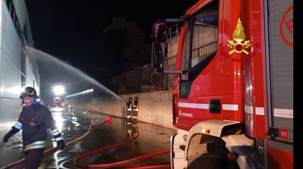 Incendio capannone a Melfi (Pz). Spegnimento ancora in corso incendio