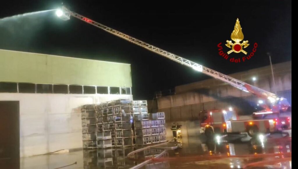 Incendio capannone a Melfi (Pz). Spegnimento ancora in corso incendio