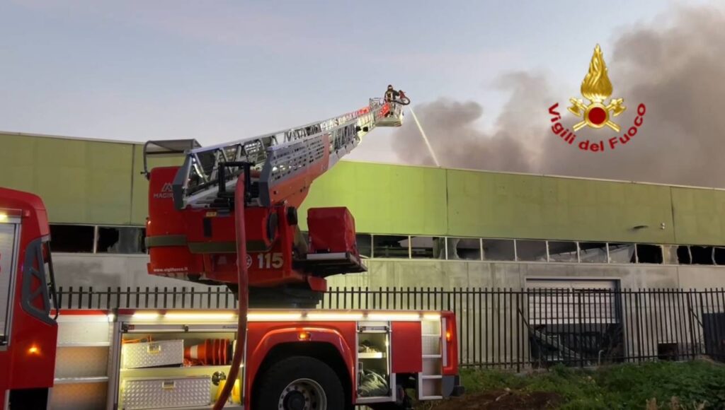 Incendio capannone a Melfi (Pz). Spegnimento ancora in corso incendio